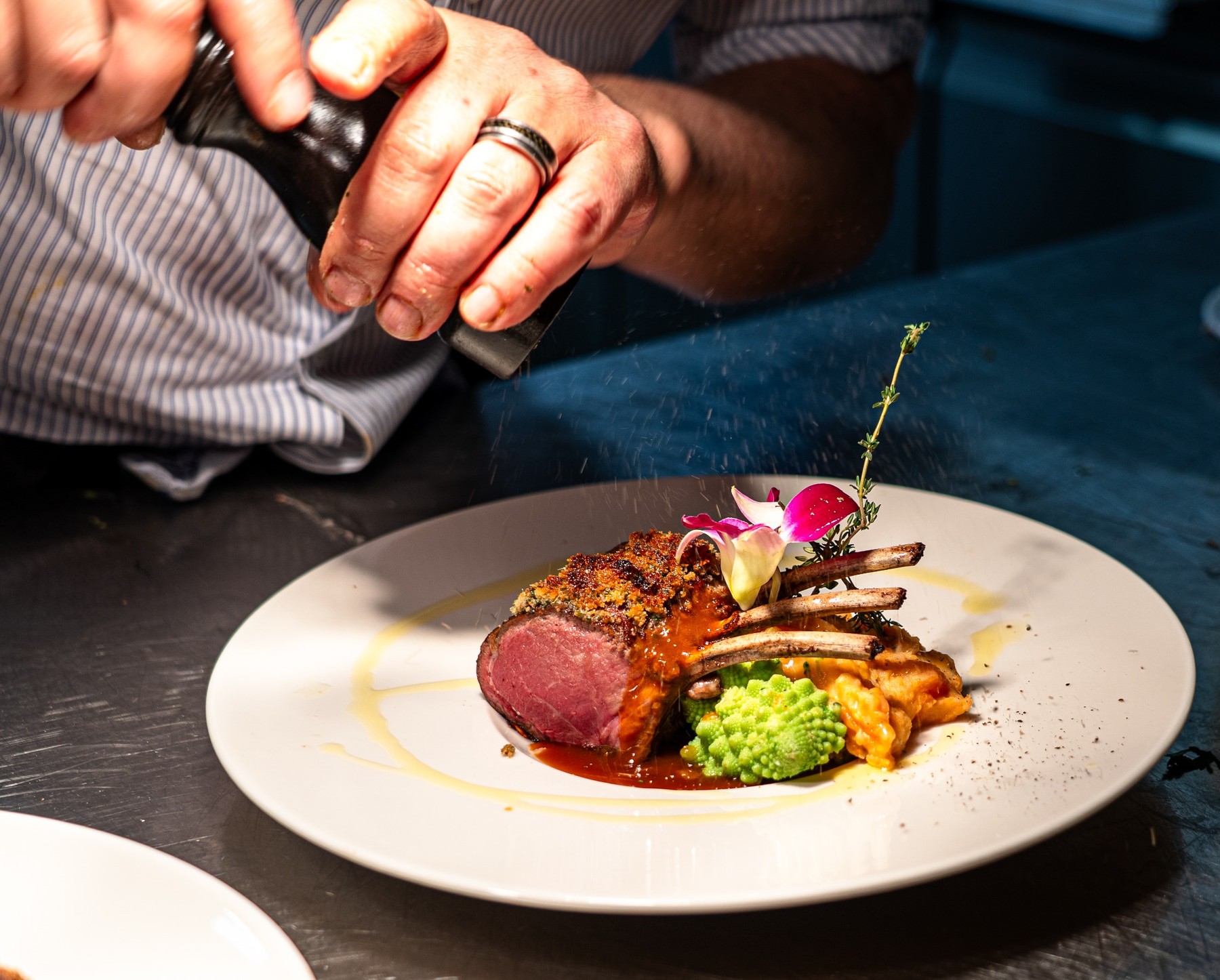 Ein Gericht wird im Restaurant Sonne frisch vollendet